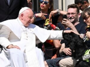 Papa Francisco abençoando um cão em momento especial no Esquadrão Pet