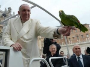 Papa Francisco com papagaio no Esquadrão Pet
